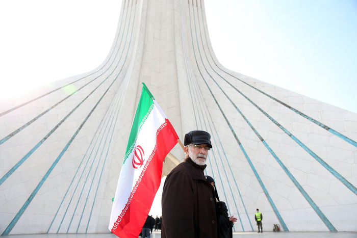 2月10日，在伊朗首都德黑兰阿扎迪广场，民众参加纪念伊朗伊斯兰革命胜利46周年集会。新华社记者沙达提摄