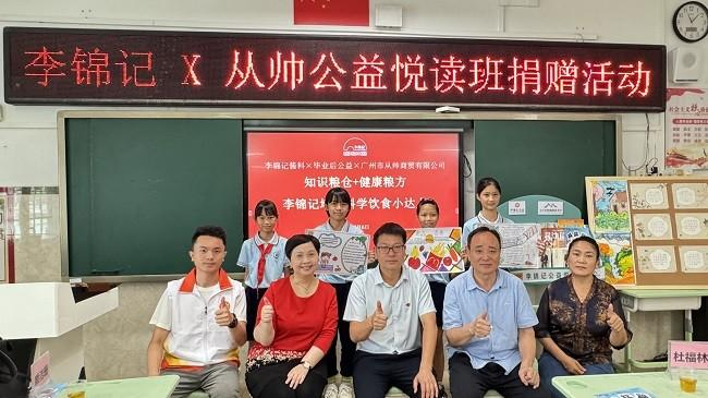 　　同学们绘制营养膳食手抄报