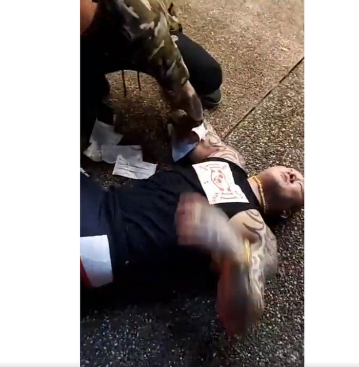 “馆长”枪击案直播现场画面