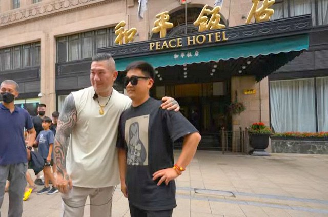 “馆长”陈之汉与上海粉丝合照