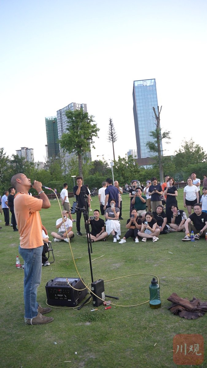 王金永在演唱中