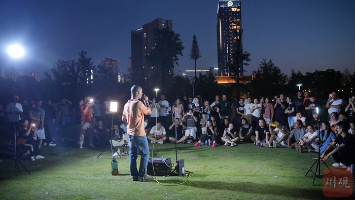 王金永在演唱中