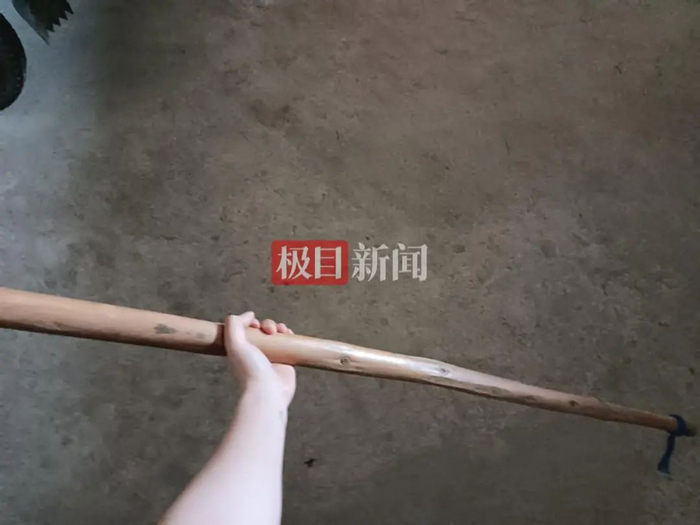 刘同学挑行李的木棍（受访人刘同学提供）