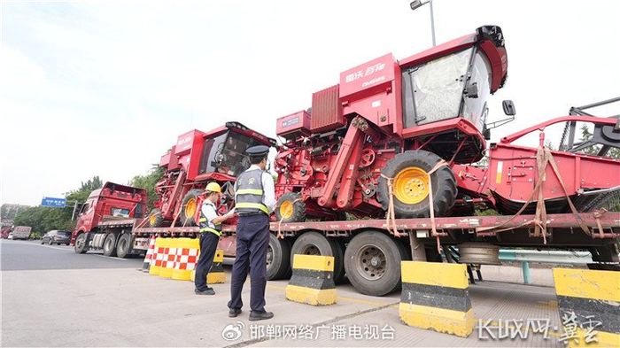河北高速集团石安分公司为跨区作业的农机运输车辆开辟“绿色通道”。河北省交通运输厅 供图