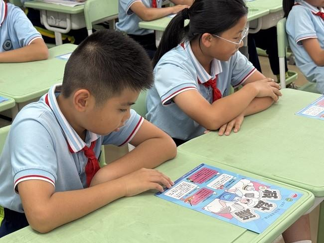 　　同学们认真了解李锦记健康饮食科普
