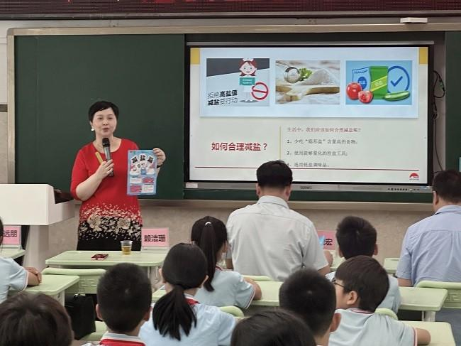 　　李锦记中国企业事务总监赖洁珊分享李锦记减盐健康理念