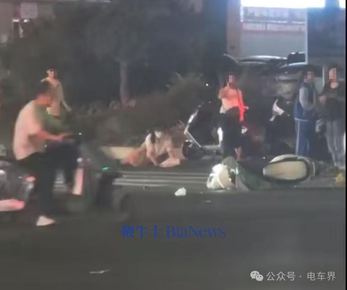 这辆发生事故的小米SU7，车头损坏严重，前机盖已严重变形。