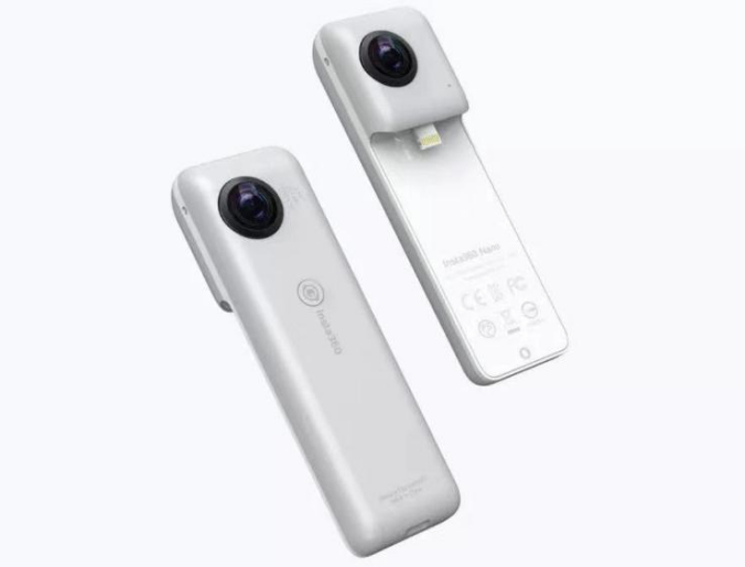 Insta360 第一款产品 Nano，通过 Lightning 接口和 iPhone 连接 | 图片来源：影石 Insta360