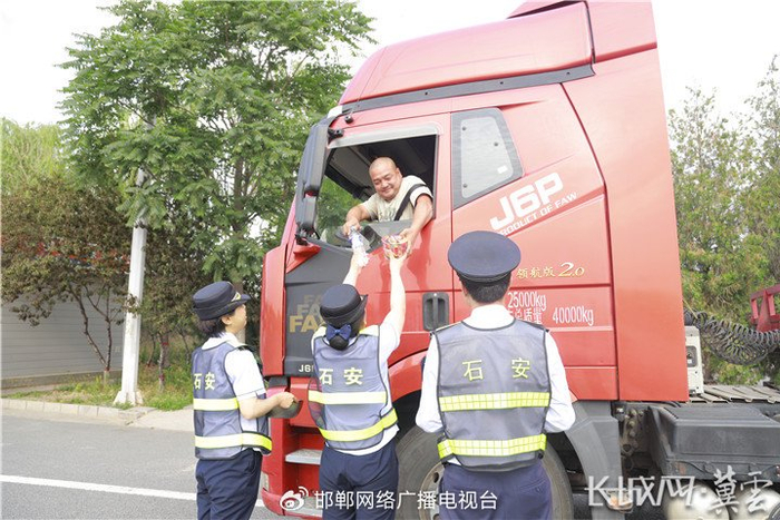 河北高速集团石安分公司工作人员为农机手送防暑物资。河北省交通运输厅 供图