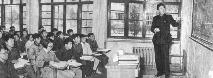 ▲1958年，华罗庚为中国科学技术大学学生授课（图片来源：中国科学院网站）