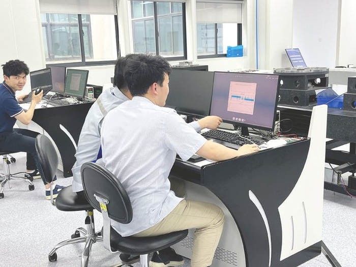 近年来，我国财政持续加大对科技创新支持力度。图为一家企业科研人员在进行研讨。每经记者 石雨昕 摄