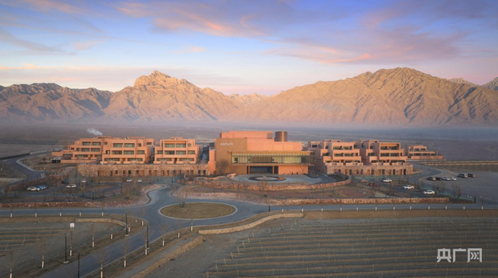 贺兰山下的葡萄酒小镇（央广网发  宁夏图兰朵葡萄酒小镇供图）