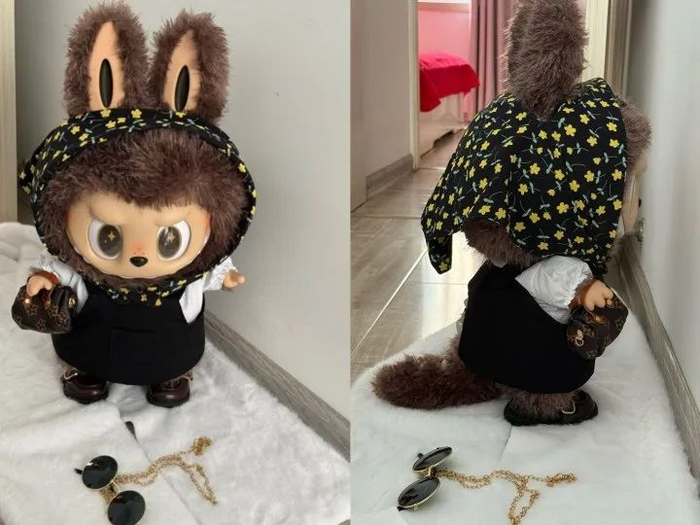 小况和妈妈陈女士根据树脂娃娃复刻出的头巾和背带裙