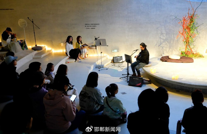   6月8日，蔚蓝海岸园区内举办的小型音乐会。受访单位供图