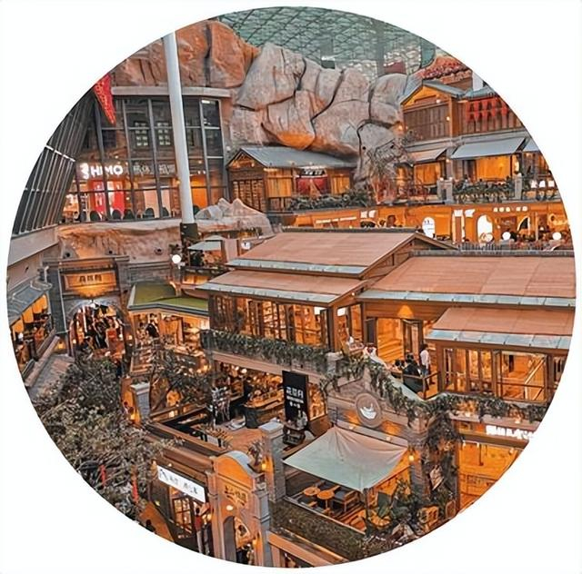 “这有山”商铺林立，游人众多。资料图片