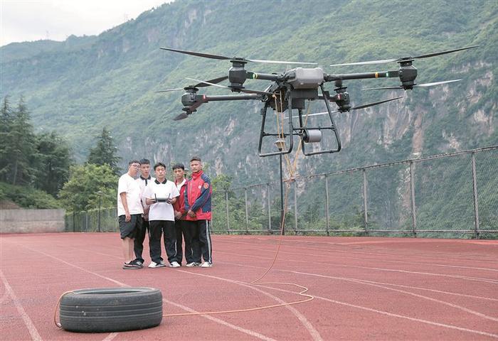 峨边职中结对帮扶引理念，无人机实操等课程铺就成才路