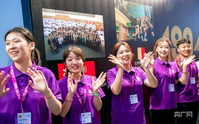 布鲁塞尔国际葡萄酒大奖赛的志愿者（央广网发  布鲁塞尔国际酒类大奖赛供图）