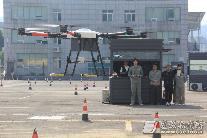 学员在学习操控无人机。（全媒体记者 杨天俊 实习生 蔡思宇 摄）