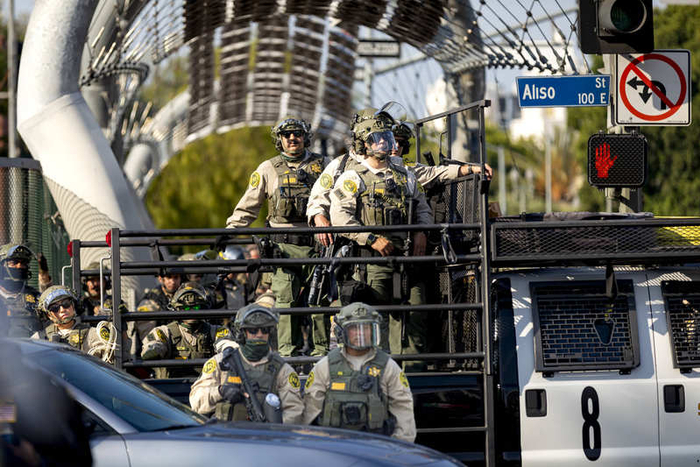 当地时间2025年6月9日，美国洛杉矶，骚乱持续，美国国民警卫队被部署到洛杉矶地区。图源ic