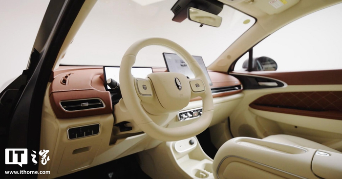 ▲ 全新双辐式平底方向盘