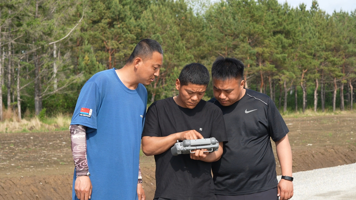 张宝金（中）和“有机户”成立了飞防合作社（央广网记者李雪摄）