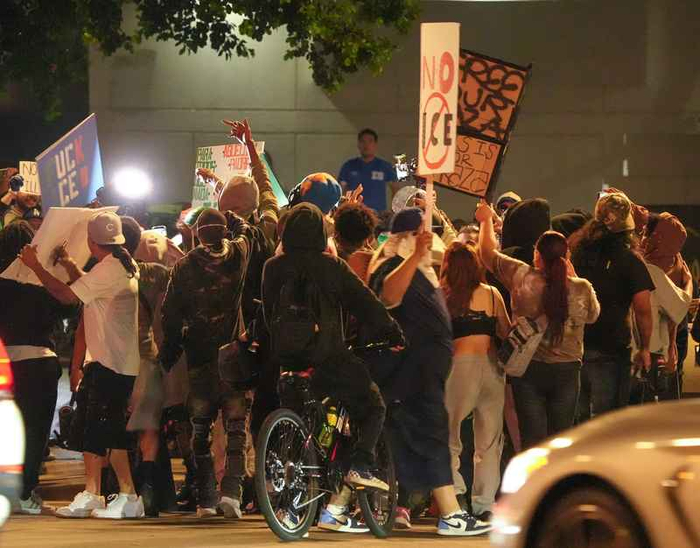 当地时间2025年6月10日，美国洛杉矶，洛杉矶骚乱持续，部分抗议者在宵禁期间继续集会。图源ic