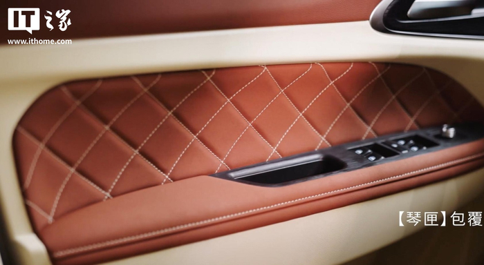 ▲ 车内门板应用皮质材料搭配菱形缝线