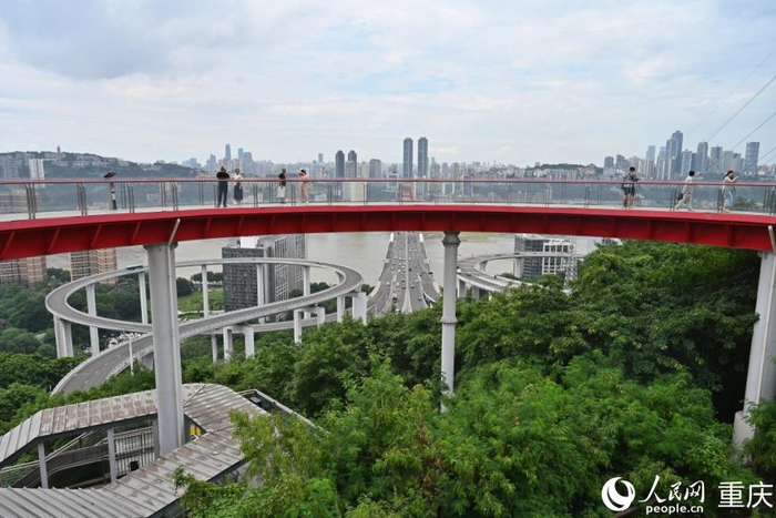 “铜元之光·天空岛”城市阳台观光。人民网 邹乐摄
