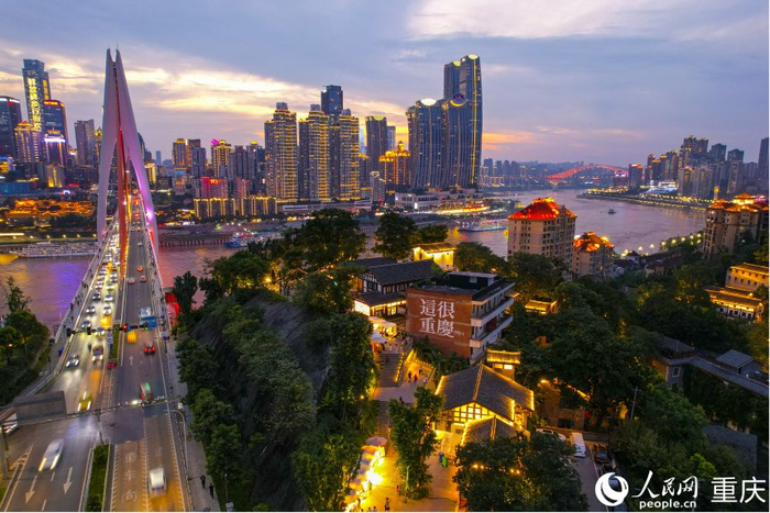 “南滨C湾”城市夜景。人民网 邹乐摄