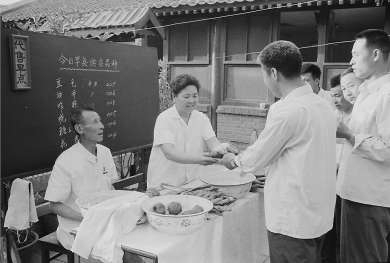 1978年，花市第二旅馆增添了代售早点业务，受到了旅客的欢迎。 胡敦志摄