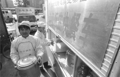 1997年，海淀区政府投资购置的10辆早点快餐车将热腾腾的早点送进居民区。 张风摄