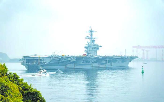 多家外媒报道中国航母的同时，也在关注停靠日本基地的美国“华盛顿”号航母。图为该舰10日离港。（图源：《星条旗报》）