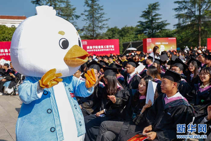 滇院萌宠和毕业生互动（6月12日摄）。新华网发（宋瑞成 摄）