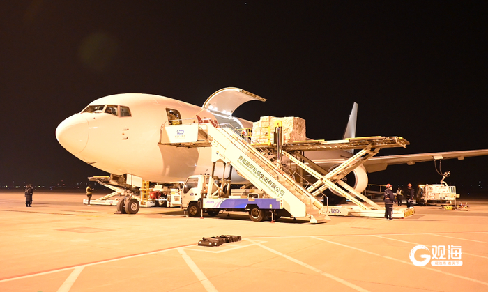 青岛机场停机坪上，一架货机正在装载货物。