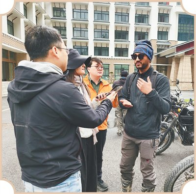 记者在吉隆县吉隆镇采访尼泊尔人巴斯内特（右一）。　　环球时报记者 赵觉珵摄