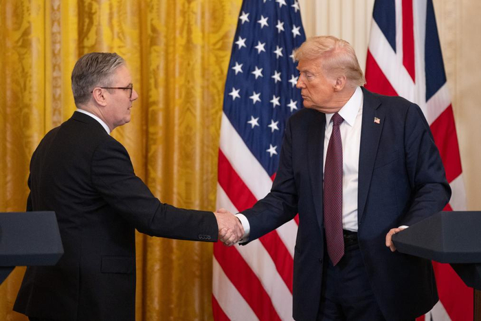 　　2025年2月27日，美国总统特朗普（右）与英国首相斯塔默在华盛顿白宫出席联合记者会。新华社记者胡友松摄