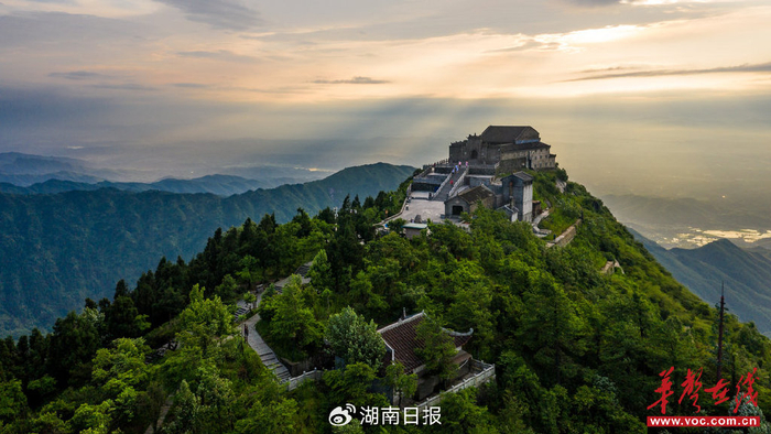（南岳衡山景区，一缕阳光洒在南岳衡山之巅的祝融峰。 尹中宝 摄）
