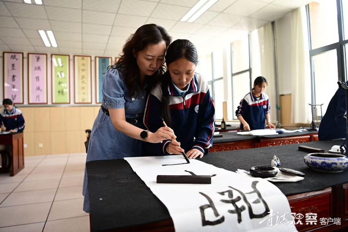 学校聘请了专业的书法老师为学生教授书法。青海日报融媒体记者 陆广涛 摄