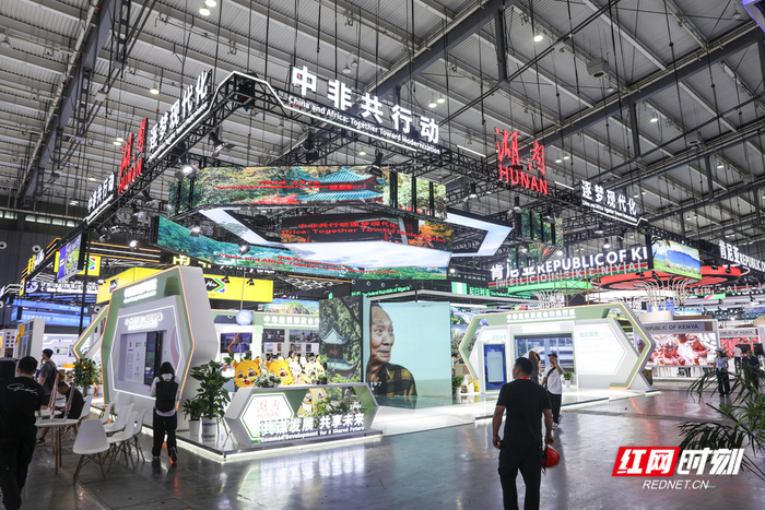 ▲在湖南形象馆内，一卷跨越山海的“湘非共进图”徐徐展开。