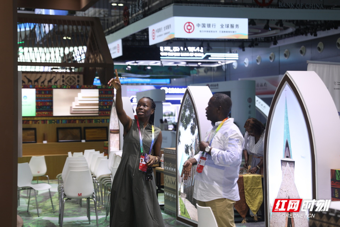 ▲在综合展示馆内，各个非洲国家与国内省区市的形象展位琳琅满目。