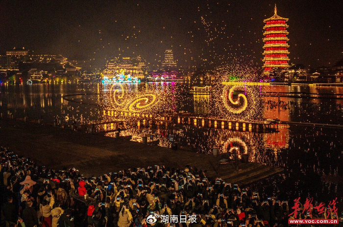 （长沙铜官窑国风乐园，游客在欣赏非遗火艺。张纯、叶友朋 摄）