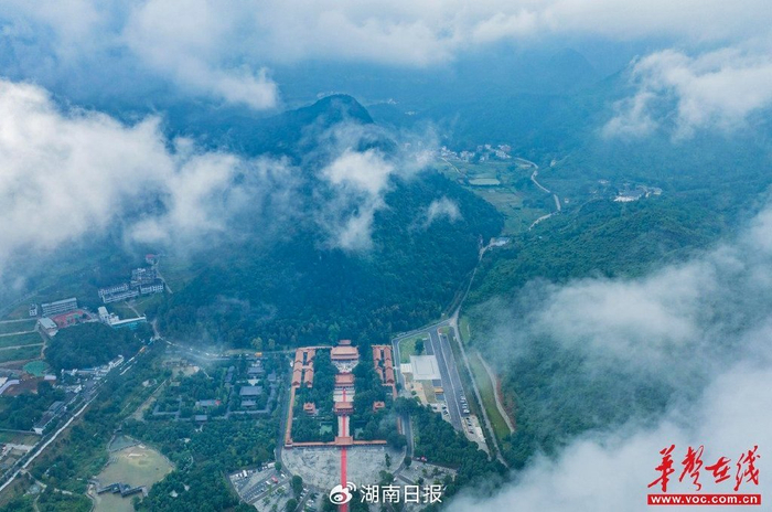 （九嶷山上空，朵朵白云飘浮在群山之间，如梦如幻。李健 摄）