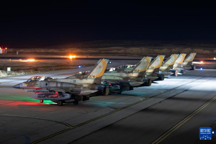 这张6月13日由以色列国防军发布的照片显示，以色列空军战机准备前往伊朗实施空袭。图源：新华社