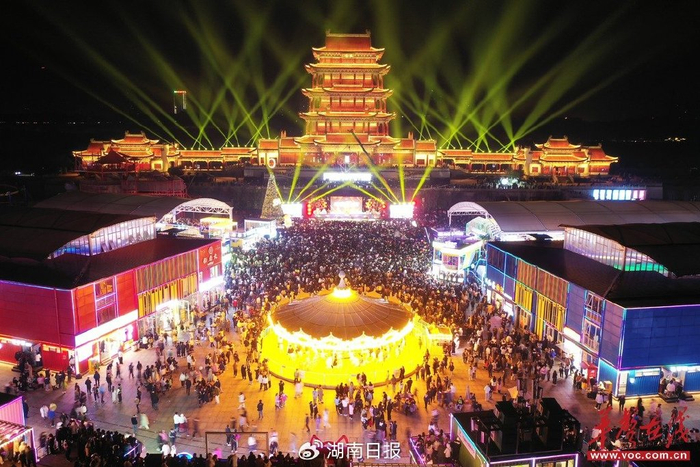 （万楼芒果青年码头精彩的灯光秀吸引了众多市民游客。方阳 摄）