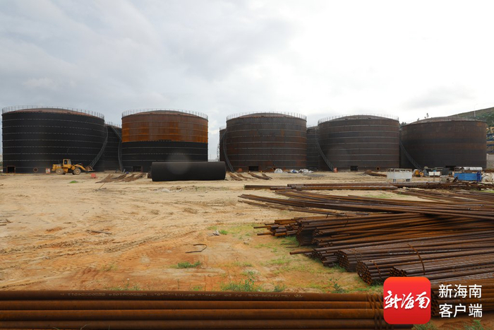 改性沥青项目罐体已基本完工。赵航 摄