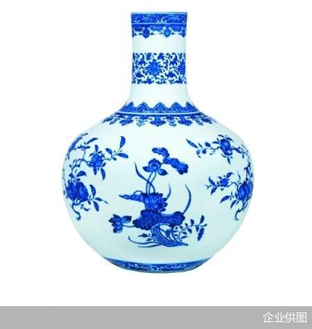 清乾隆青花折枝花果纹天球瓶 1587万元成交中国嘉德