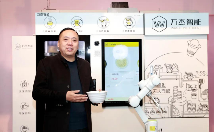 万杰智能董事长王晓杰展示产品