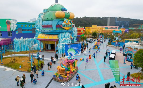 （在大王山旅游度假区，演员在进行花车巡游表演。傅聪 摄）