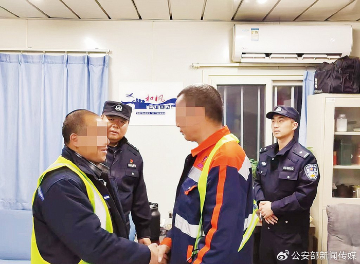 首都机场公安局民警在“和枫”国门工作室调解矛盾纠纷。（首都机场公安局供图）