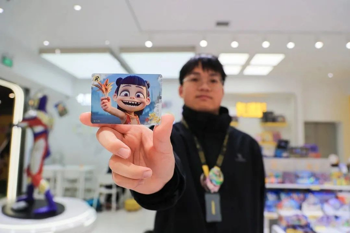 或许，这些卡牌公司应当推动更完善的分级销售和年龄验证机制/图源：视觉中国